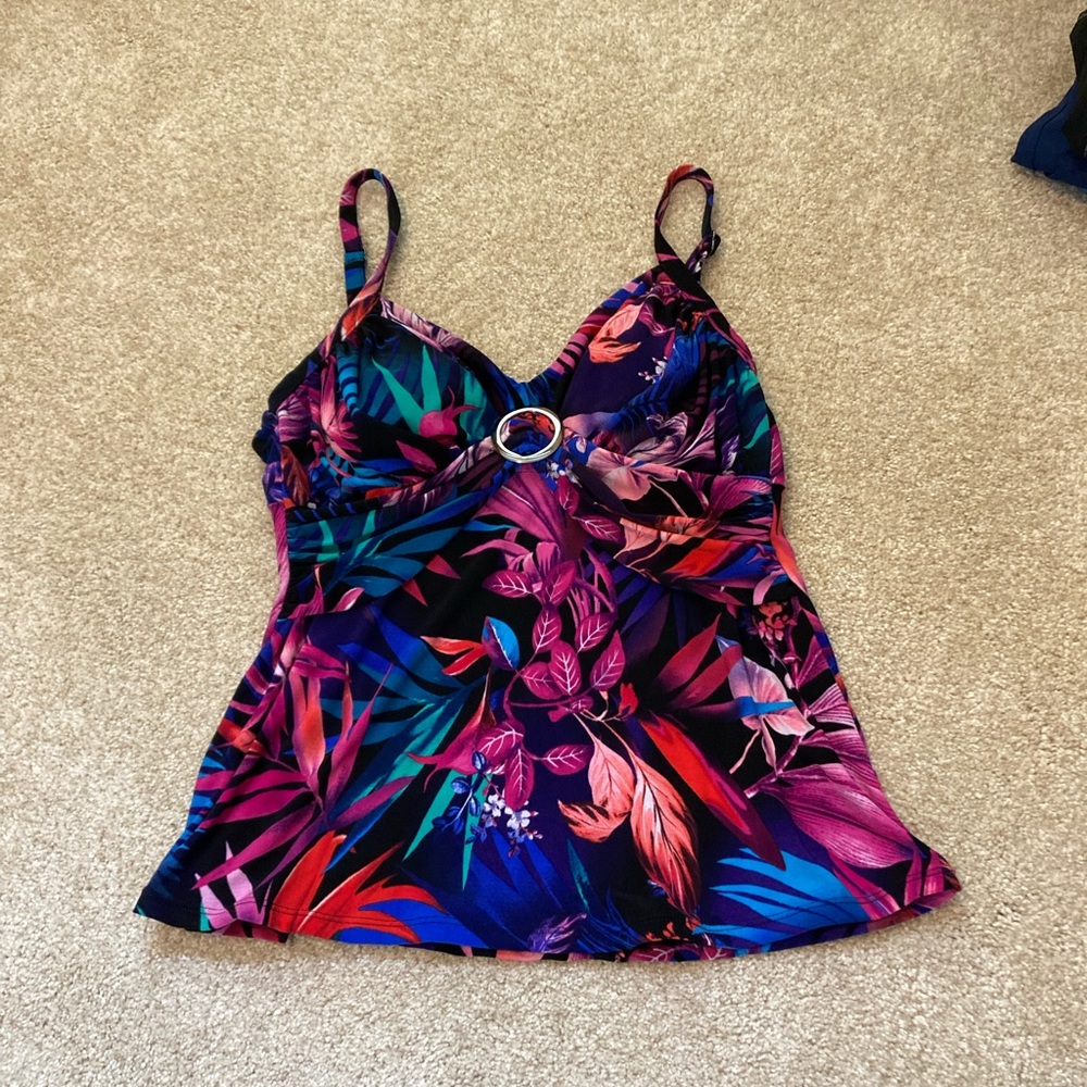 Beautiful tropical print tankini. Flattering front, Excellent condition, size 8